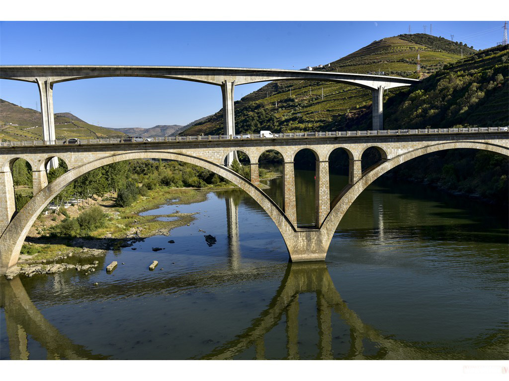 Ponts sur le fleuve